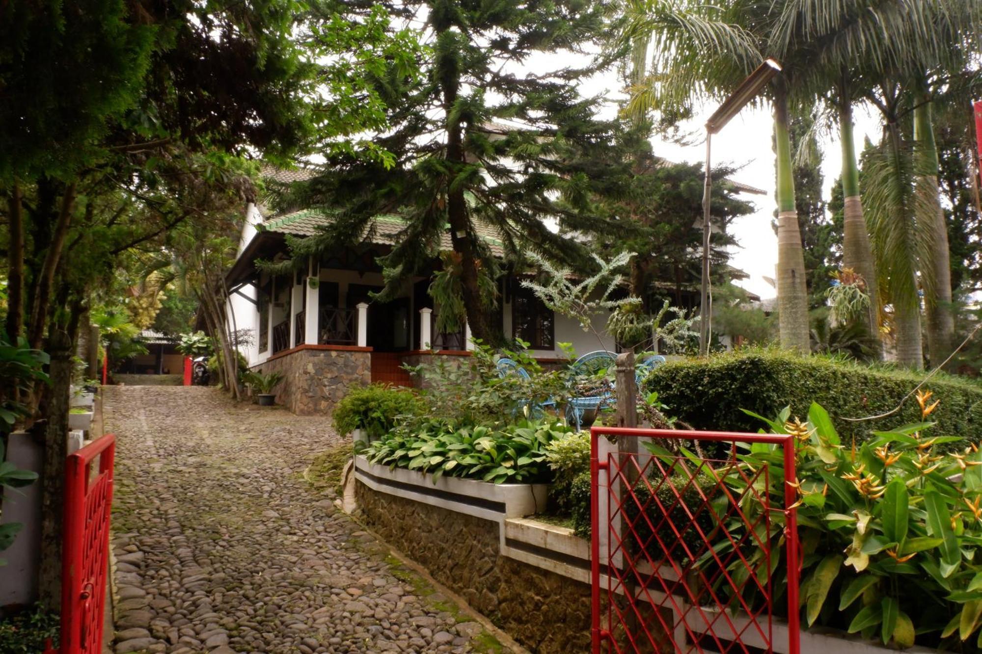Cemara'S Homestay Бату Экстерьер фото