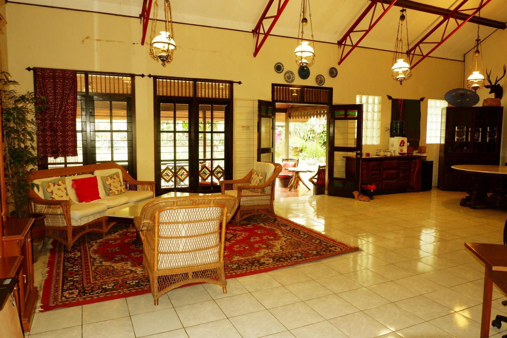 Cemara'S Homestay Бату Экстерьер фото