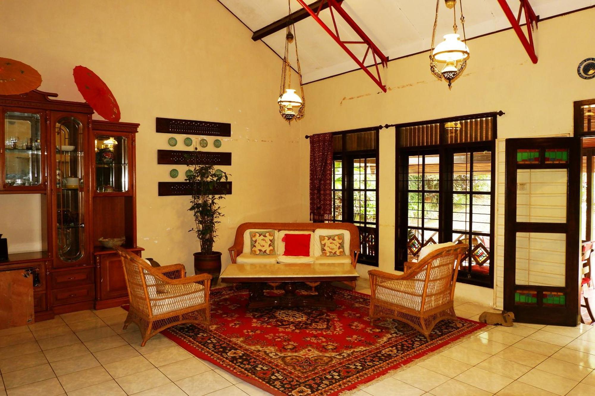Cemara'S Homestay Бату Экстерьер фото
