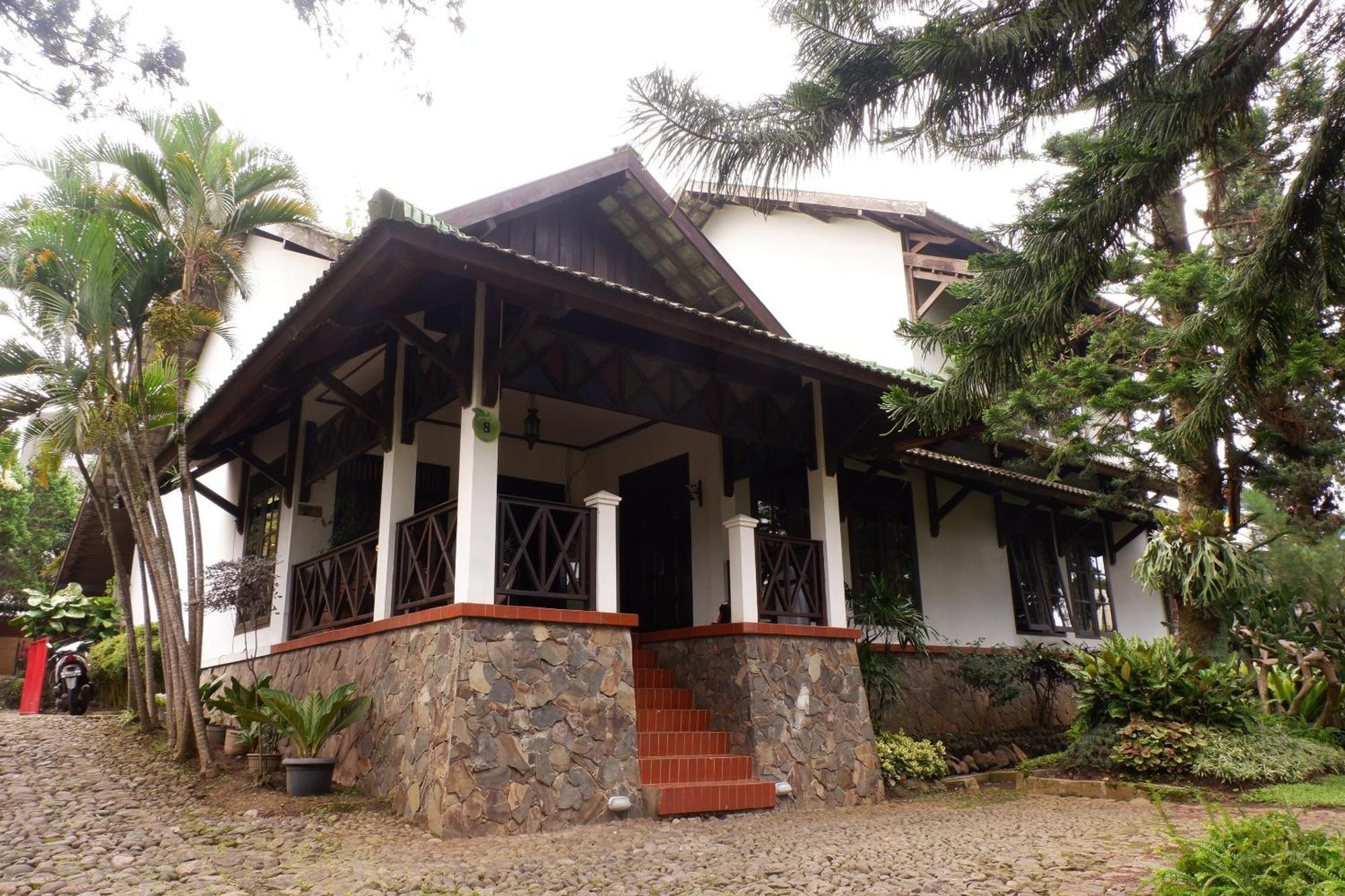 Cemara'S Homestay Бату Экстерьер фото